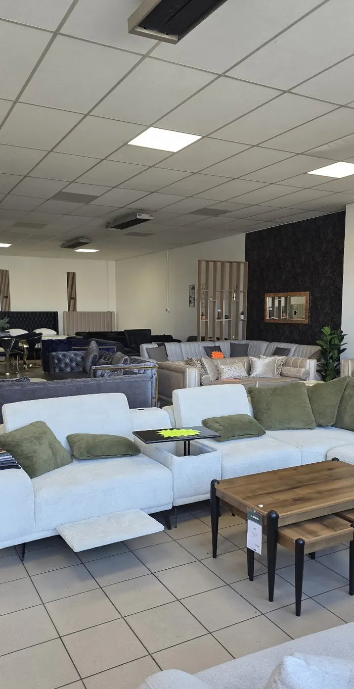 Les canapés exposés dans le showroom de la rue du Circuit, photo d'un client