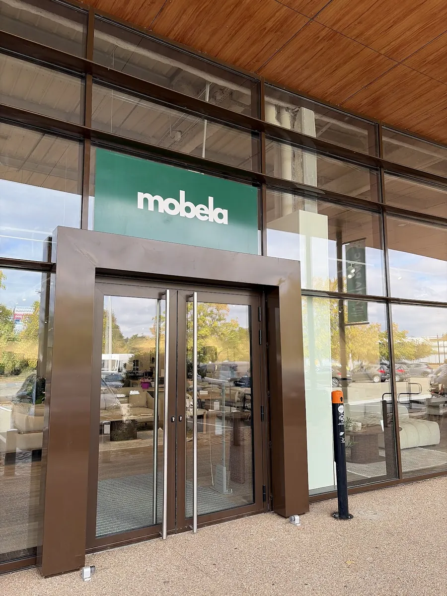 L'entrée du showroom Mobela d'Allonnes, à Aria Parc