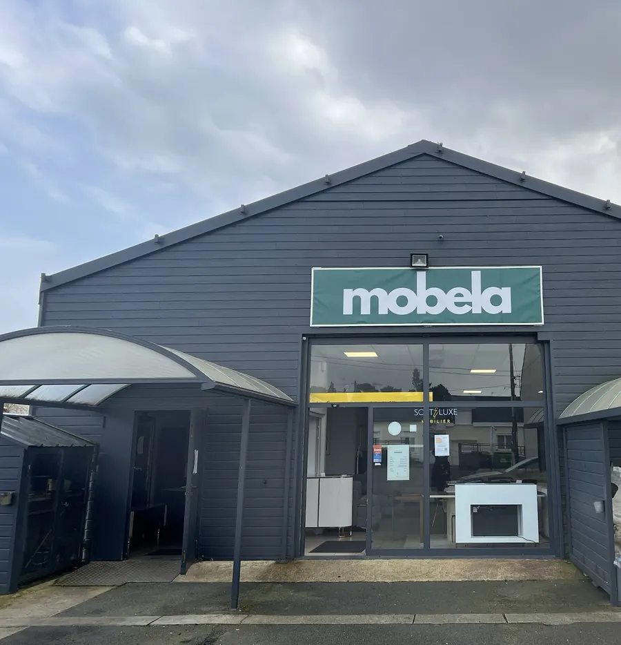 La façade du showroom Mobela, 21 rue du Circuit au Mans
