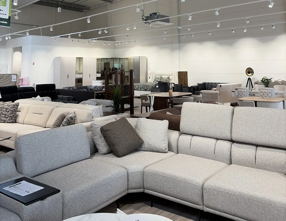 Le grand hall du showroom d'Allonnes, des dizaines de canapés exposés
