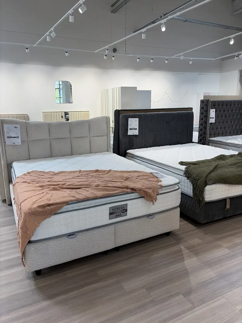 Des lits coffre et leurs matelas exposés, showroom d'Allonnes