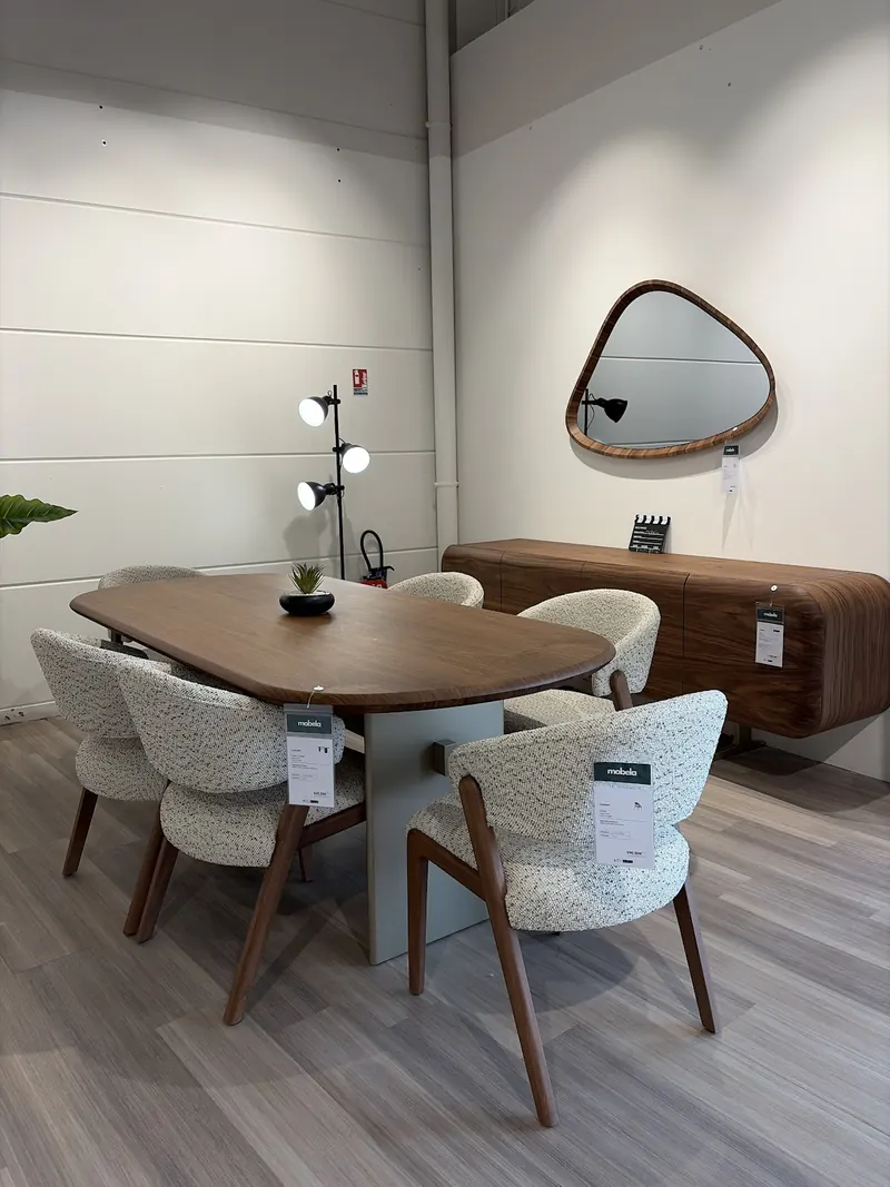 Une table ovale en bois et ses chaises bouclette, showroom d'Allonnes
