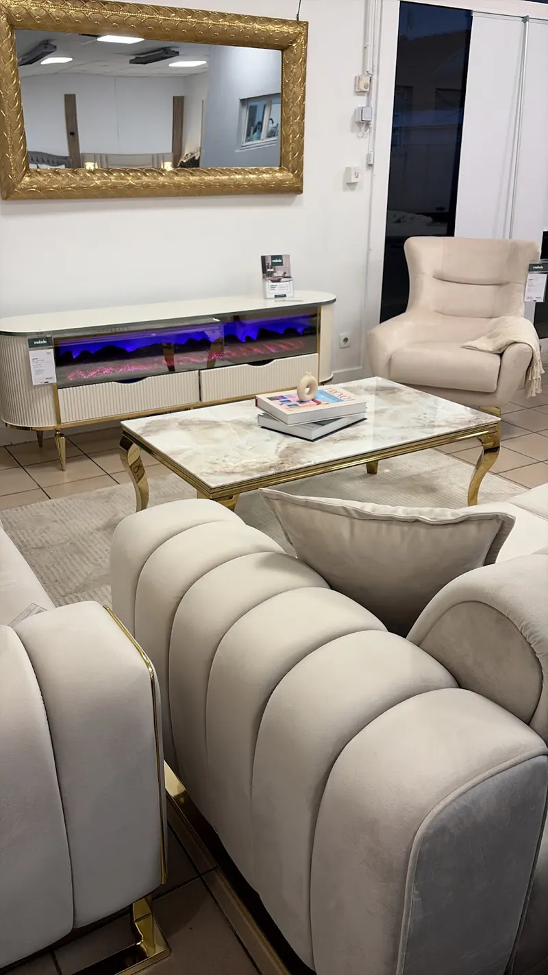 Un meuble TV cheminée et des canapés au showroom du Mans