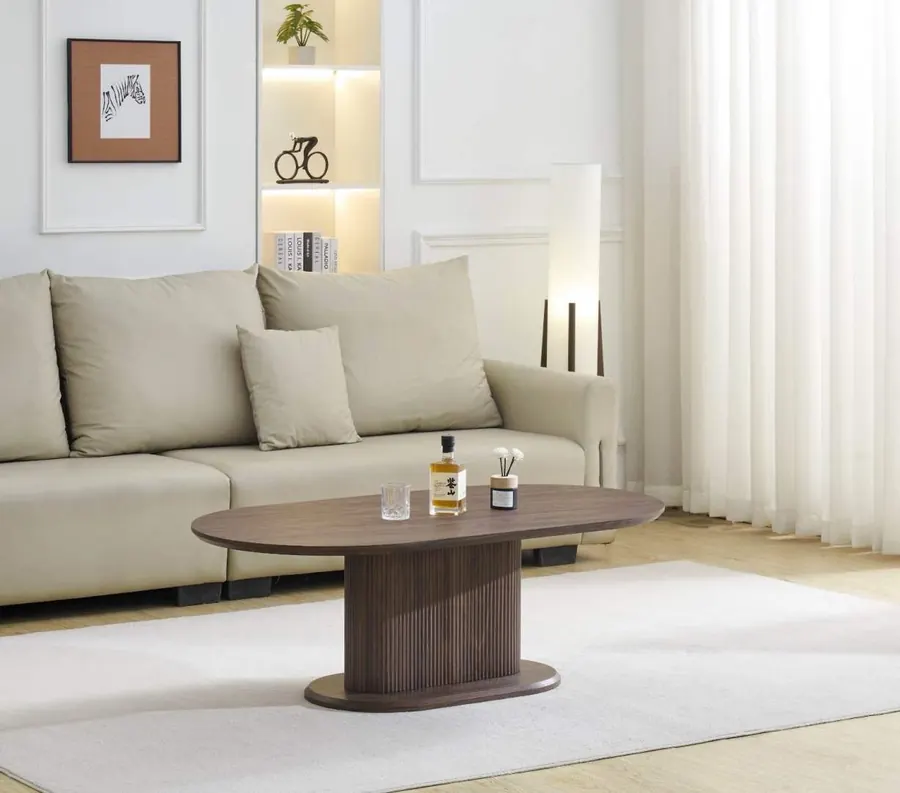 Table basse DONA effet noyer devant un canapé